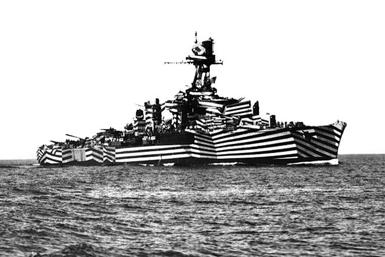 The French Galissonnière class light cruiser, Gloire, in dazzle camouflage, circa 1940.