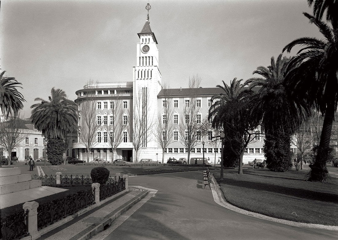 Palace of Communications: the Lisbon Post Office, known as Palácio das Comunicações, early 1950s. From the iconographic collection maintained by the Historical Archive and Library of the Portuguese Communications Foundation.