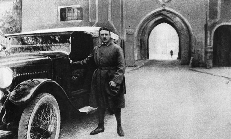 Führer fake: Hitler leaves what is not Landsberg Prison.