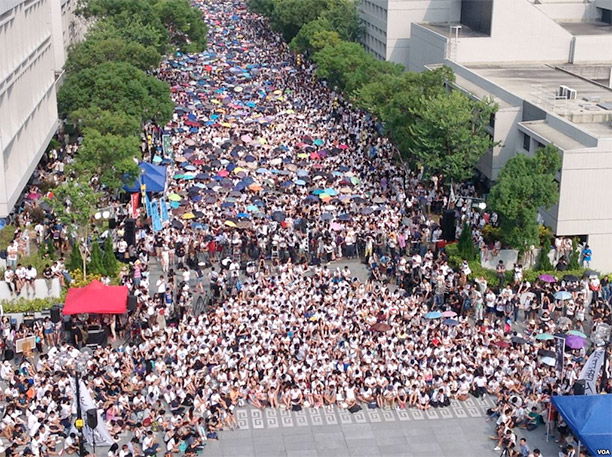 Hong Kong student strike on 23 September 2014. By Voice of America [Public domain], via Wikimedia Commons