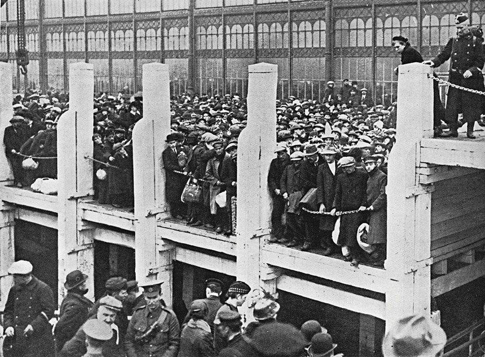 Belgian refugees on the harbour at Ostend waiting for a boat to England, 1914. © Getty Images