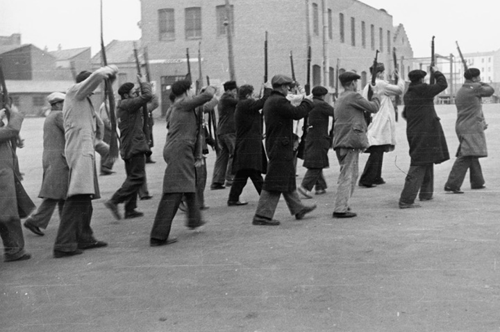 New International Brigade recruits, December 1936-January 1937, Elkan Vera. Courtesy of Imperial War Museums.