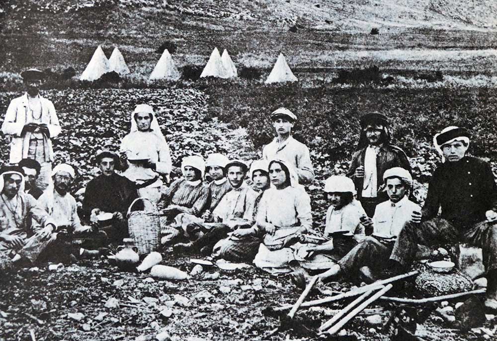 The first Aliyah, early Jewish immigrants to Ottoman Palestine, 1882-1903. World History Archive / Alamy Stock Photo.