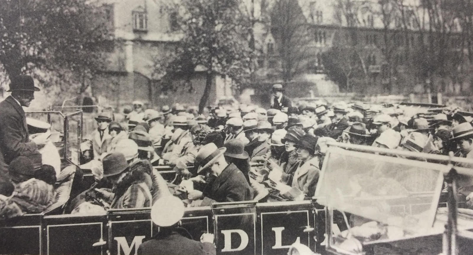 Students of the Floating University leaving Oxford, 1926, from Walter Harris, Photographs of the First University World Cruise (1927). Courtesy of the author, Walter C. Harris, University Travel Association.