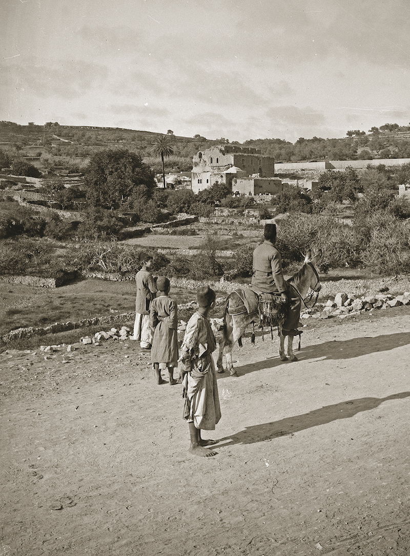 View of the ruined Crusader church at Abu Ghosh, Ottoman Palestine, c.1900. Hum Images / Alamy Stock Photo.