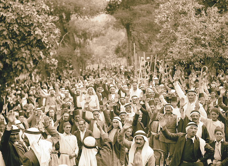 Palestinian Arabs taking an oath of allegiance to the Arab cause, Abu Ghosh, 1936. Artlokoloro / Alamy Stock Photo.