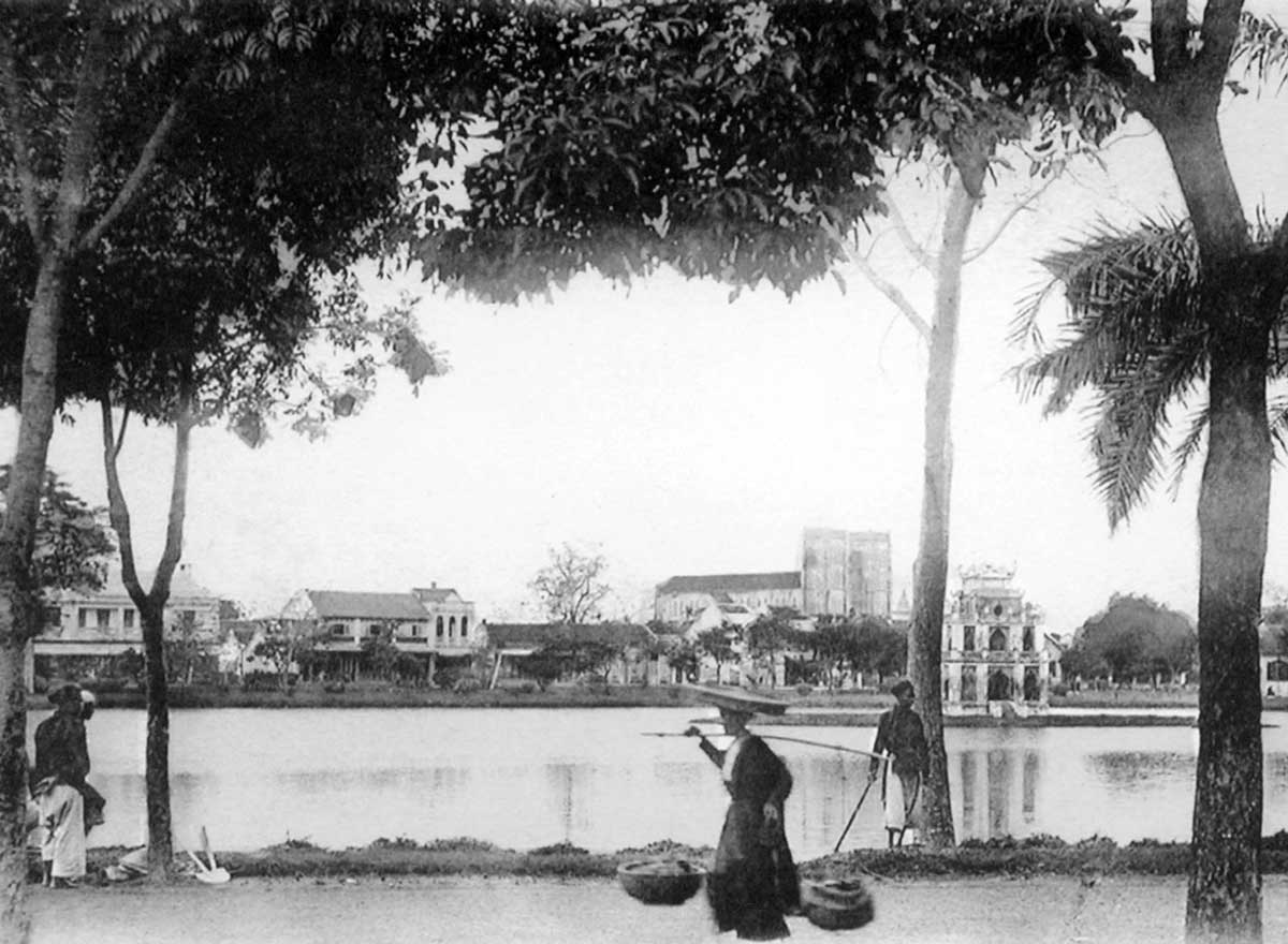 Photo of Hoan Kiem Lake, Hanoi, early 20th century. (aka-images)