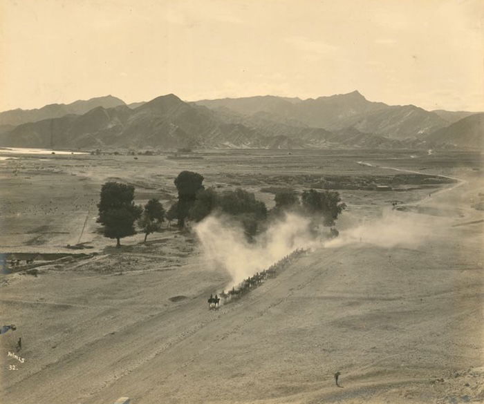 Squadron of King’s Dragoon Guards travel across the road to Landi Khana, R. B. Holmes, 1919. New York Public Library. Public Domain.