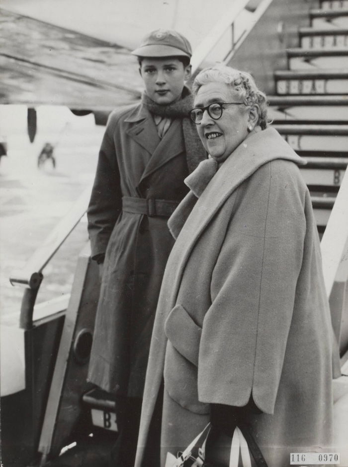 Crime writer Agatha Christie with her grandson Mathew Pritchard, at London Airport, 1955. Nationaal Archief. Public Domain.