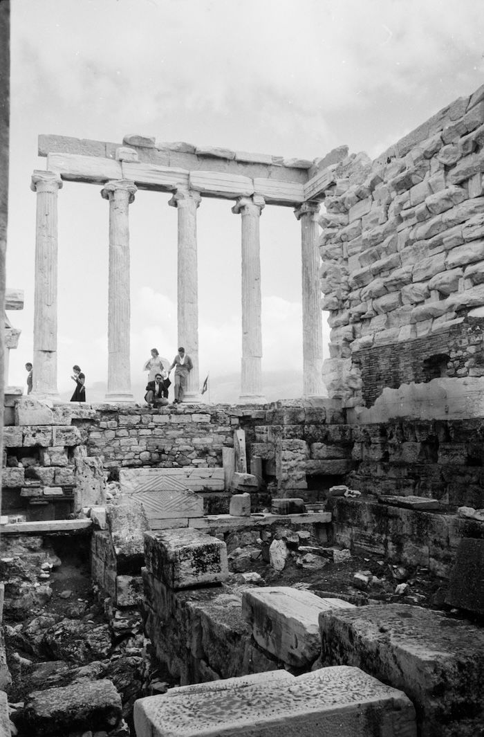 ‘It doesn't take much to conjure up the material greatness of Athens‘: Acropolis, Athens, Hans Gerber, 1955. ETH Library Zurich, Image Archive / Com_L04-0310-0003 (CC BY-SA 4.0).