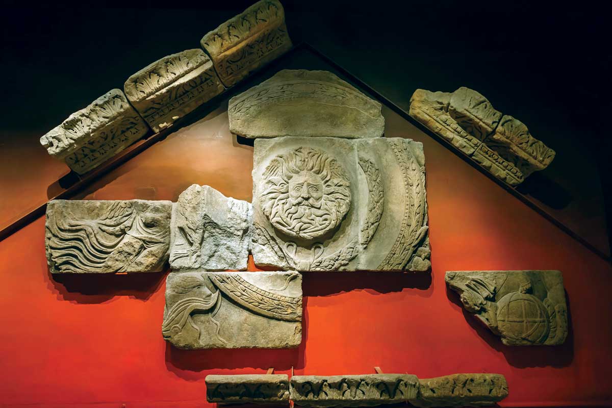 Sisa-sisa Kuil Pediment, pemandian Romawi, Bath.  Graham Prentice/Alamy