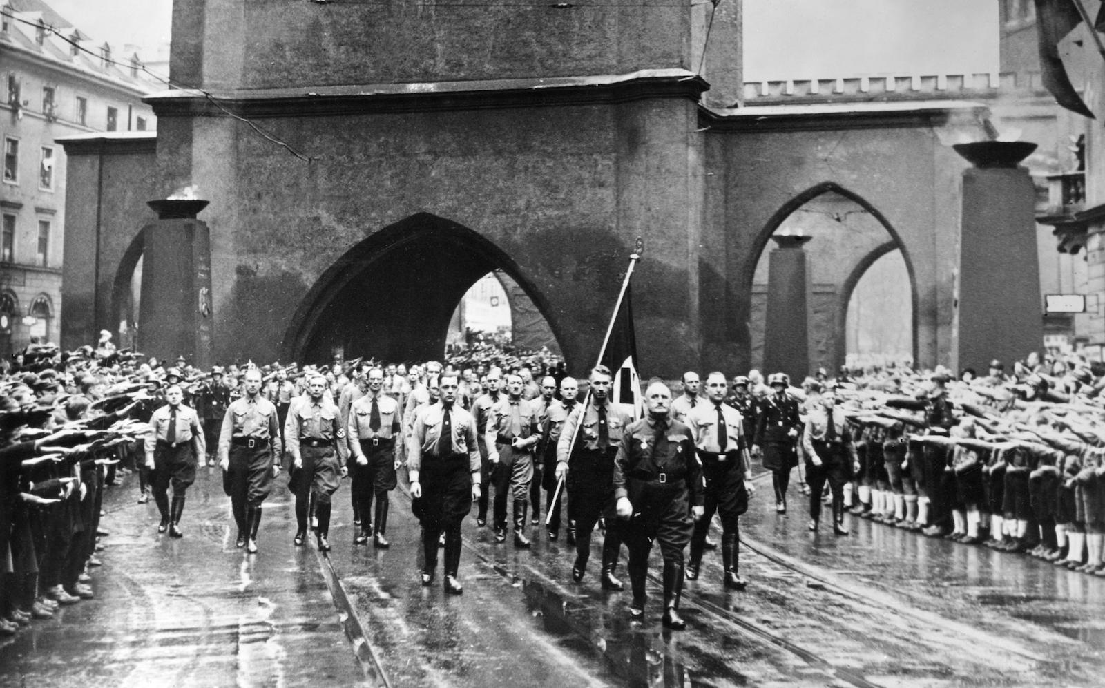 Marcha en memoria del golpe de estado de la cervecería de Hitler, Munich, 1933.