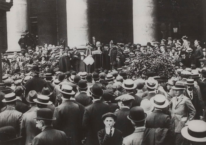 A London city councillor reads the declaration of war to a crowd, 4 August 1914. Nationaal Archief. Public Domain.