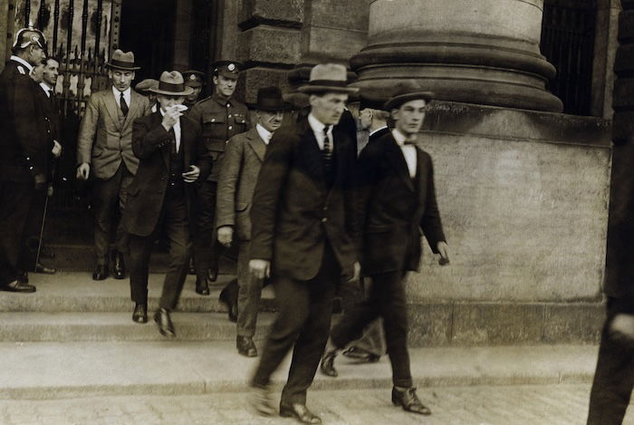 British witnesses who were in German captivity during the war leave the Supreme Court during the Leipzig war crimes trial, 1921. Sueddeutsche Zeitung Photo/Alamy Stock Photo.