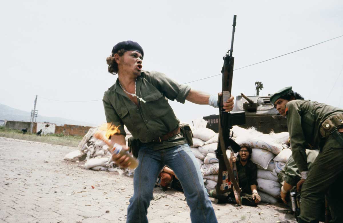 Sandinistas at the walls of the Estelí National Guard headquarters, Nicaragua, 1979 © Susan Meiselas/Magnum Photos.