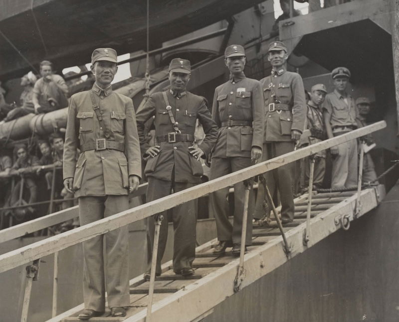 Chinese nationalist officer disembark from a US ship at Taiwan, October 1945. Nationaal Archief. Public Domain.