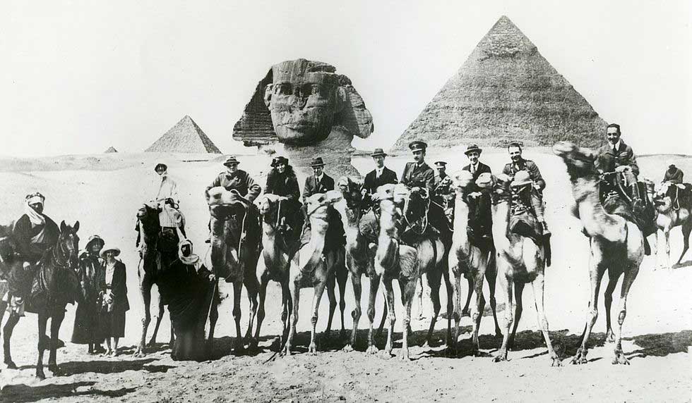 Beberapa peserta Konferensi Kairo, difoto pada Maret 1921. Wiki Commons.