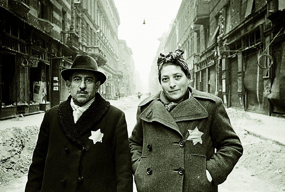 A Jewish couple in the Warsaw Ghetto before the Uprising, 1942.