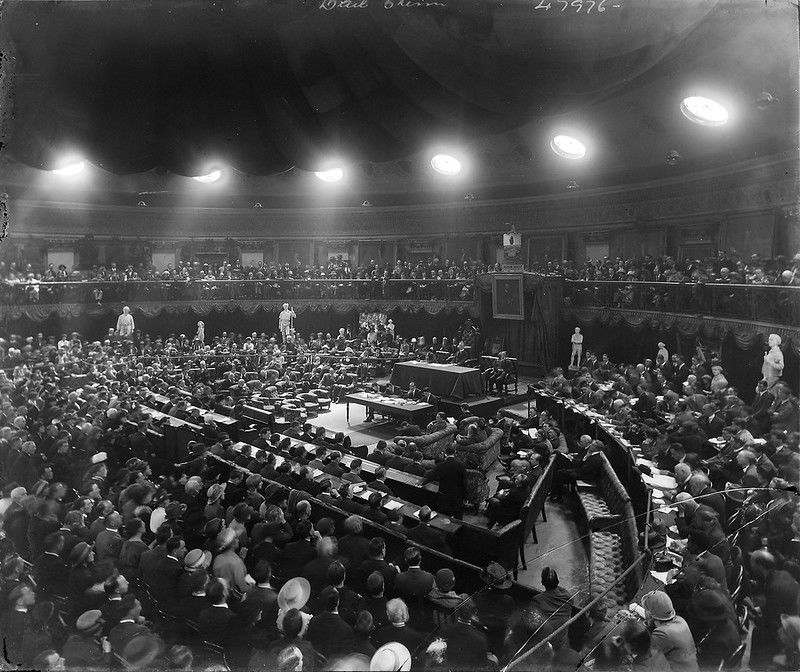 Dáil Éireann meeting in the Mansion House, August 1921. National Library of Ireland. Public Domain.