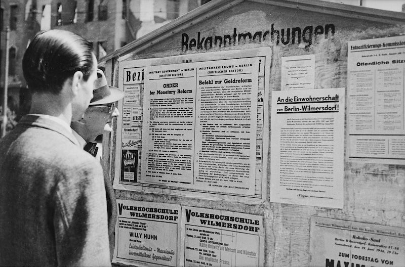 Berliners in the British Sector study an announcement on the introduction of the Deutschmark, June 1918. © Deutsche Fotothek / Unbekannter Fotograf.