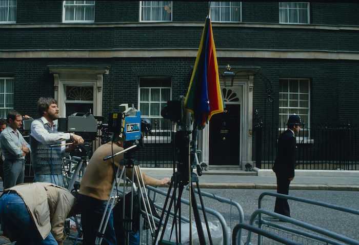 The press wait outside 10 Downing Street for the prime minister, 1982. ETH Library Zurich, Image Archive / Com_LC0653-008-004 (CC BY-SA 4.0).