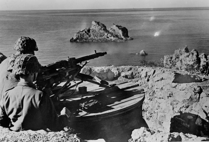 A German machine gun position on the Greek island of Corfu, 1941. Narodowe Archiwum Cyfrowe. Public Domain.