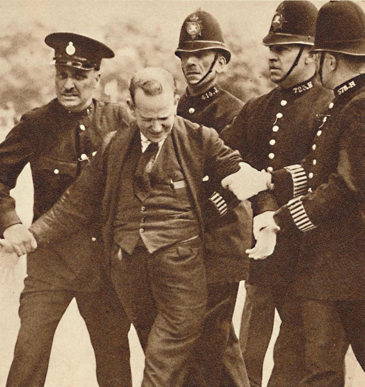 George McMahon under arrest after pulling a loaded revolver on Edward VIII, Constitution Hill, London, 16 July 1936. John Frost Newspapers/Alamy Stock Photo