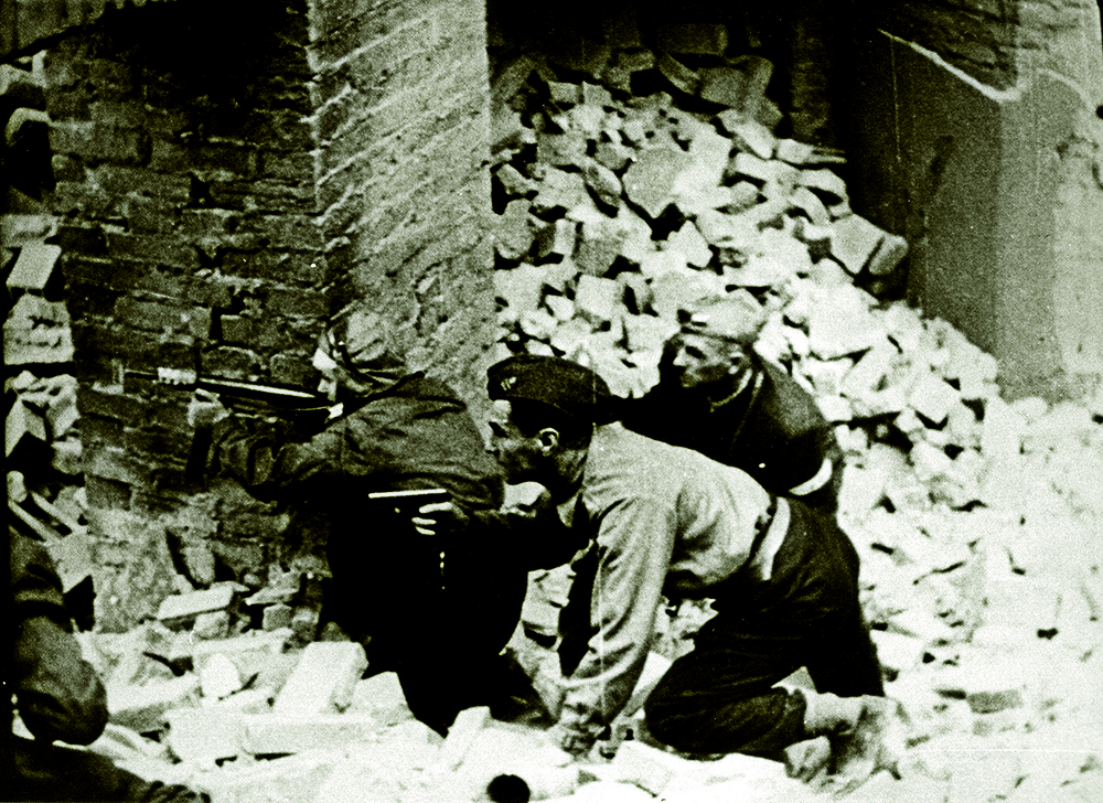 Insurgents fighting during the Uprising, 1943. HO/AFP via Getty Images.