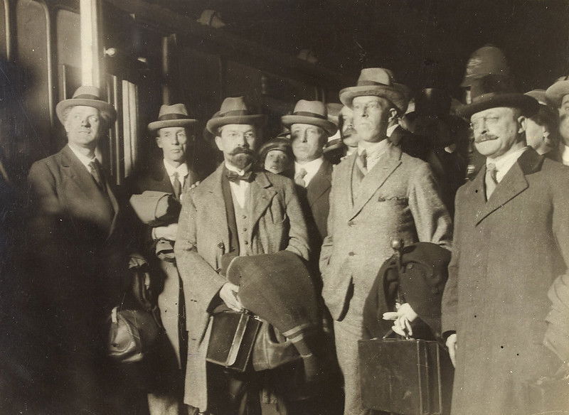 Irish delegates return from the signing of the Anglo-Irish Treaty, W. D. Hogan, December 1921. National Library of Ireland. Public Domain.