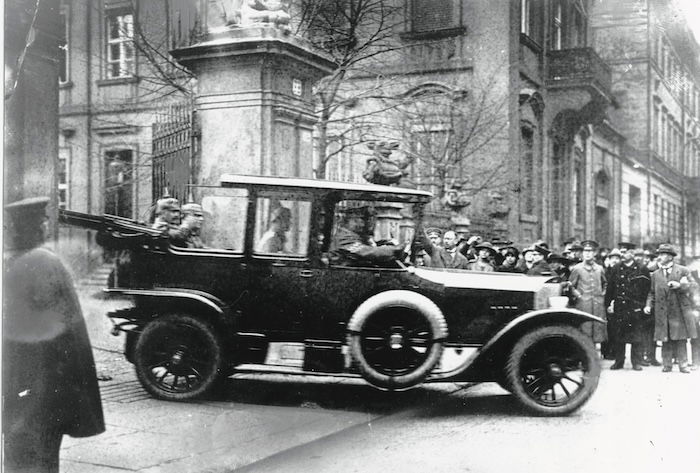 Kaiser Wilhelm II leaving Berlin on his way to exile, 31 October 1918. ullsteinbild/TopFoto.