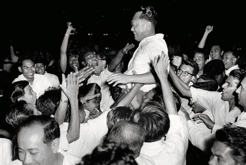 Lee Kuan Yew surrounded by supporters of the People’s Action Party following their victory in the September 1963 Singapore elections, held five days after the formation of Malaysia. Associated Press/Alamy Stock Photo.