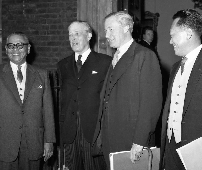 Singapore Prime Minister Lee Kuan Yew with (left to right) Malaysian Prime Minister Tunku Abdul Rahman, Harold Macmillan and Duncan Sandys, British Secretary of State for Commonwealth Relations and the Colonies, at Admiralty House, 31 July 1962. Chronicle/Alamy Stock Photo.