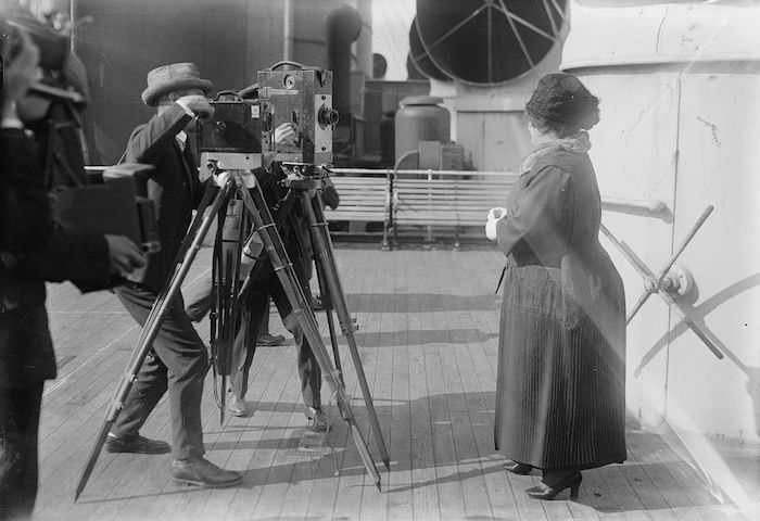 Opera singer Luisa Tetrazzini in fropnt of the cameras, c.1915-20. Library of Congress. Public Domain.