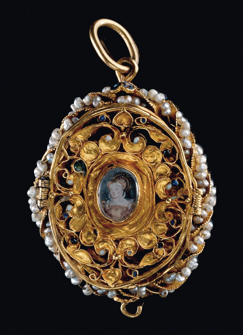 A locket containing miniatures said to depict Mary, Queen of Scots and her son, James VI and I. Part of a set known as the Penicuik Jewels, late 16th century.