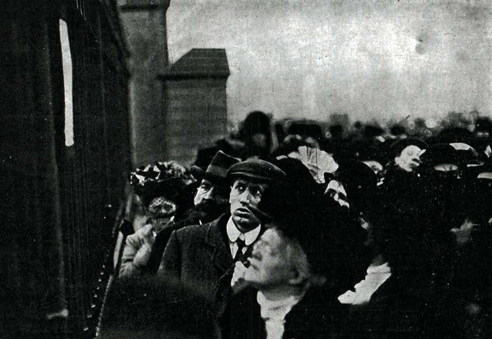 Crowds reading the official notification of the death of Edward VII posted outside Buckingham Palace, May 1910.