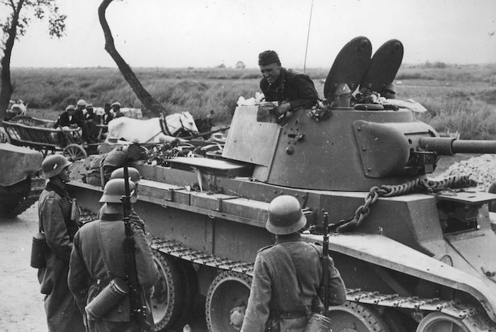 German and Soviet patrol on the demarcation line in occupied Poland, September 1939. Narodowe Archiwum Cyfrowe. Public Domain.