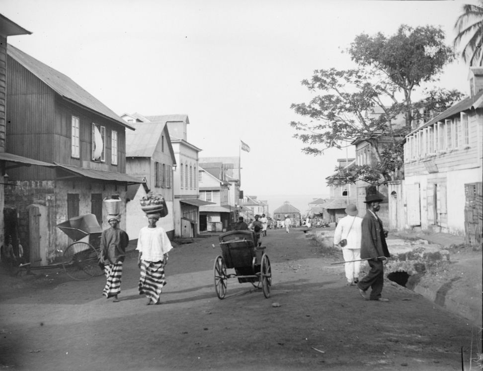 A street scene in colonial Freetown, Sierra Leone. Meise Botanic Garden, Belgium. CC BY-SA.