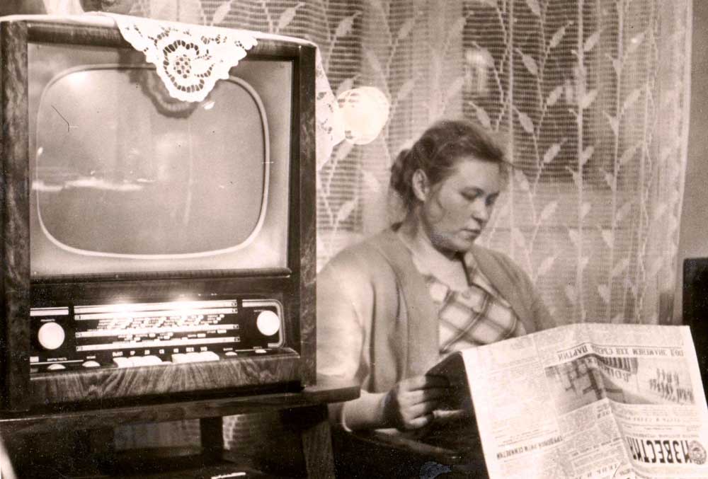 Teleradiola "Belarus-5" in an ordinary Soviet house.