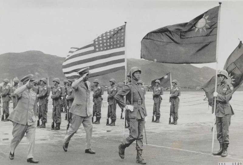 General Maxwell D. Taylor inspects Taiwanese troops, 2 October 1954. Nationaal Archief. Public Domain.