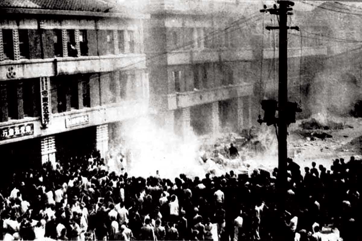 Riot at the Taipei branch of the Bureau of Monopoly, 1947. Wikimedia/Creative Commons.