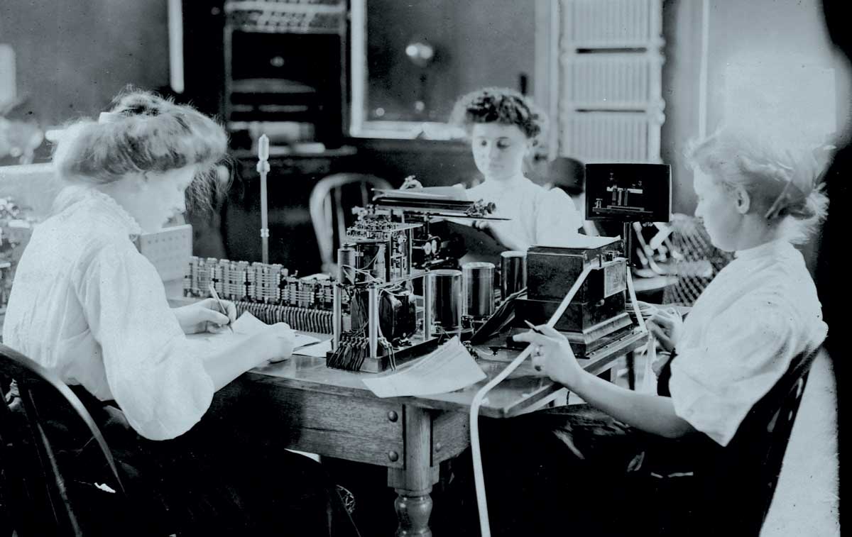 Telegraphers at work, 1908. Library of Congress/Getty.