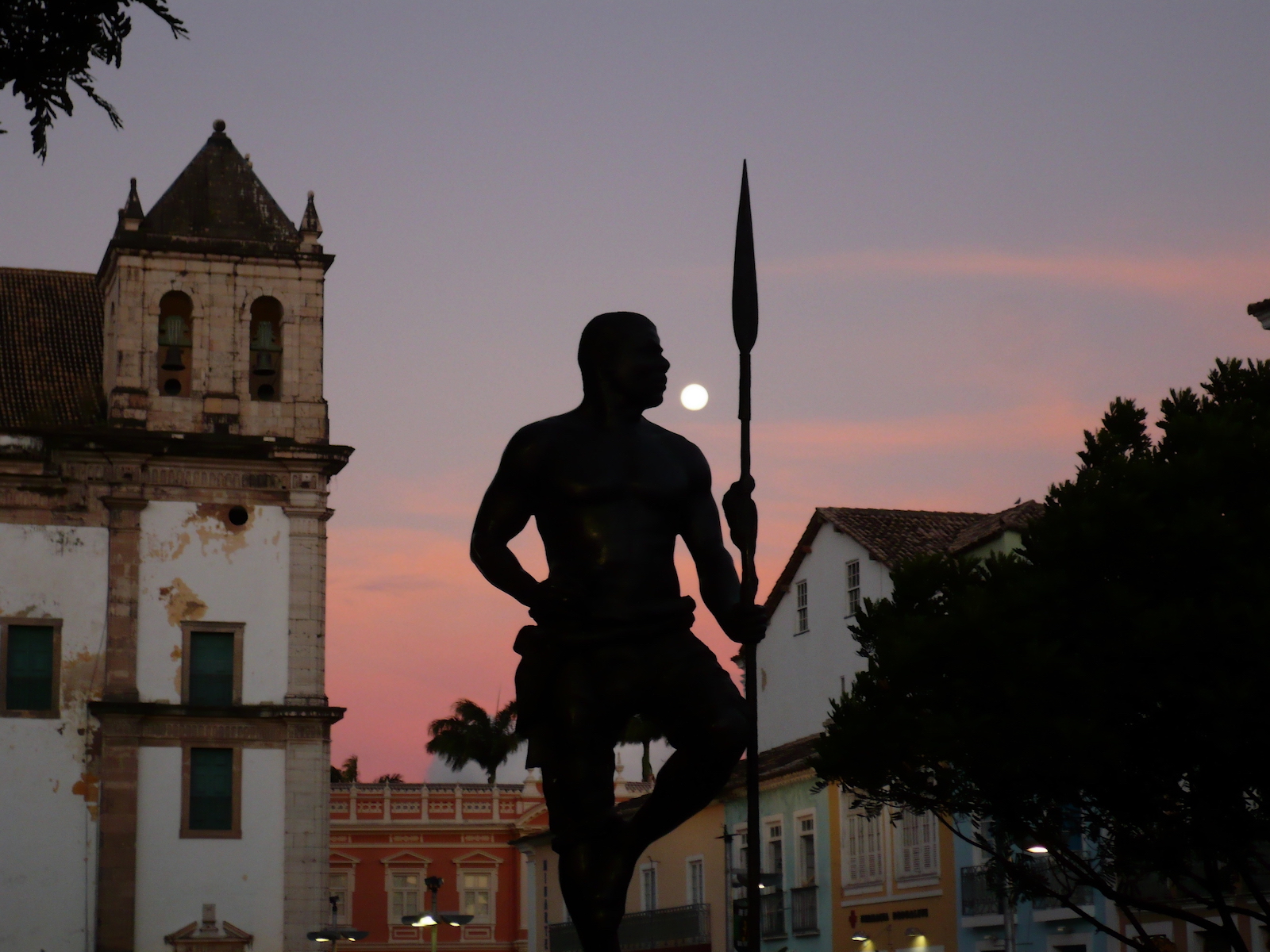 A statue of Zumbi dos Palmares, in Alagoas, Brazil. Photograph by Gorivero (CC BY-SA 3.0).