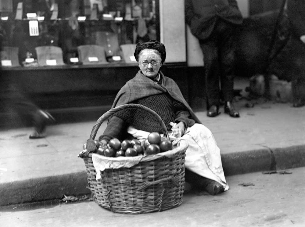 Mrs Hunt, who sold apples at the corner of Wood Street, Cheapside for 40 years, 1923. 