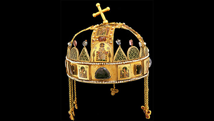 National symbol: the 'Holy Crown'. Bridgeman/National Museum Budapest