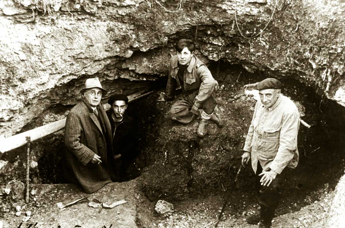 Marcel Ravidat (second from left) and Henri Breuil (right) at Lascaux’s entrance, 1940.