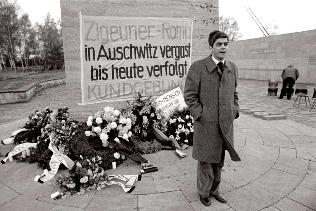 Romani Rose at the memorial of Bergen-Belsen, 27 October 1979. Friedrich Stark/Alamy.