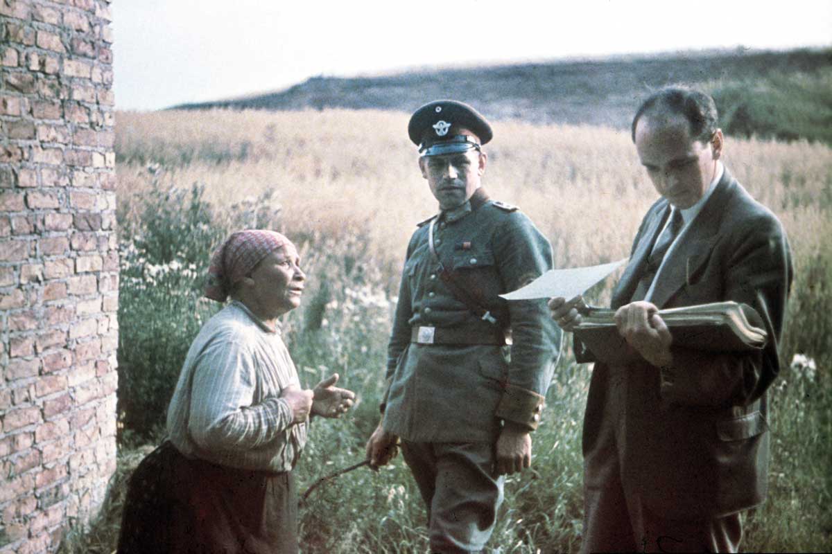 Robert Ritter, head of the Racial Hygiene and Demographic Biology Research Unit of Nazi Germany’s Criminal Police, conducting an interview with a Romani woman, 1936 © Galerie Bilderwelt/Hulton Getty Images.