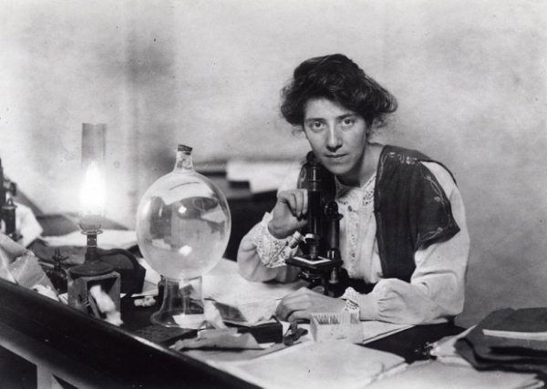 Marie Stopes in her laboratory, 1904