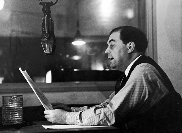 Denis Sefton Delmer making a propaganda broadcast to Germany in the autumn of 1941. Getty Images / Hulton Archive / Kurt Hutton