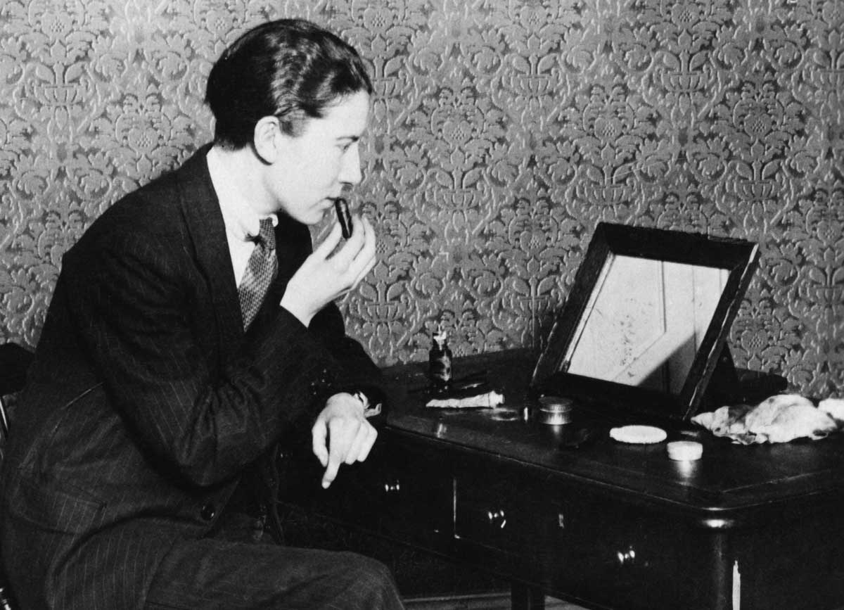 A young person applying makeup, 1927 © SZ Photo/Scherl/Bridgeman Images.